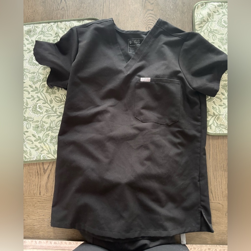 Figs scrub top size small. Worn under 5 times.